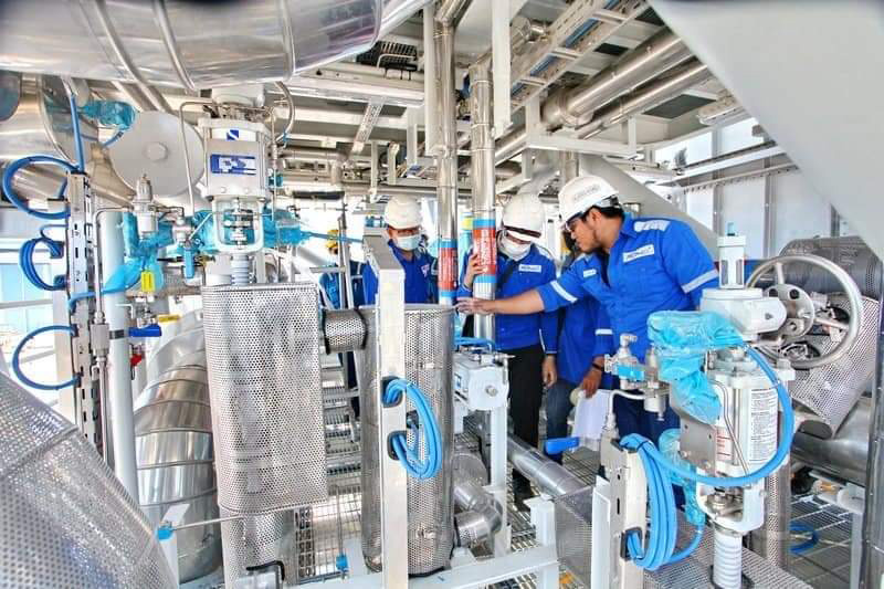 Tổ chức, đơn vị, DN, hộ gia đình, cá nhân đang được Nhà nước cho thuê đất trực tiếp theo Quyết định hoặc hợp đồng của cơ quan Nhà nước có thẩm quyền dưới hình thức trả tiền thuê đất hàng năm được giảm tiền thuê đất. Trong ảnh: Công nhân Alpha - Ecc (KCN Đông Xuyên, TP. Vũng Tàu) trong giờ sản xuất. Ảnh: HÀ AN