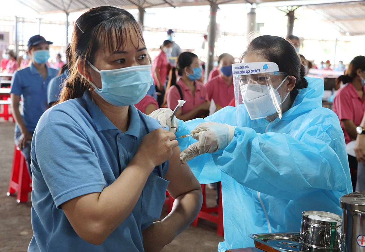 Nhân viên y tế tiêm vắc xin phòng COVID-19 (mũi 1) cho người lao động tại Công ty TNHH MeiSheng Việt Nam (cụm công nghiệp TT.Ngãi Giao, huyện Châu Đức).