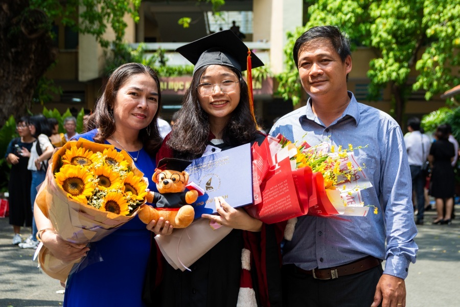 Đỗ Thanh Lam cùng gia đình tại Lễ tốt nghiệp Đại học.