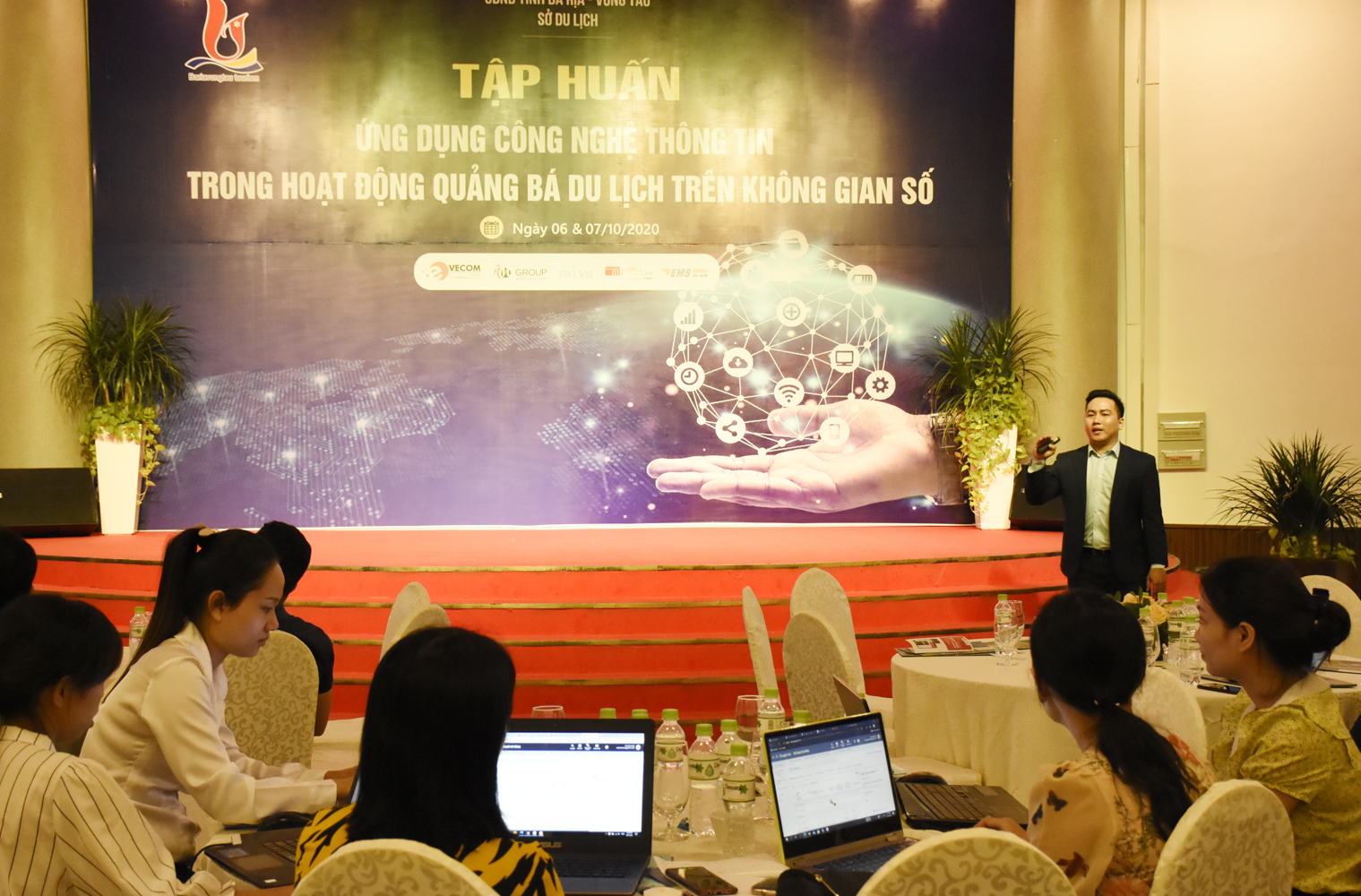Ứng dụng công nghệ số trong quảng bá du lịch là xu thế nhằm thích ứng với ảnh hưởng từ dịch COVID-19.  Trong ảnh: Một lớp tập huấn khai thác không gian số trong quảng bá du lịch do Sở Du lịch tổ chức vào năm 2020.