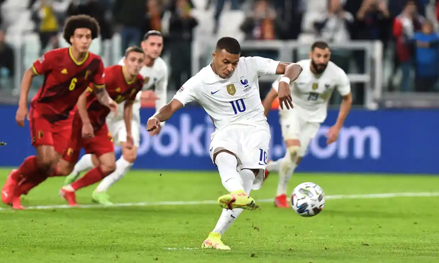 Không chỉ đóng vai trò kiến tạo, Kylian Mbappe cũng có được một bàn thắng cho riêng mình ở phút 69 của trận đấu. Ảnh: The Guardian.