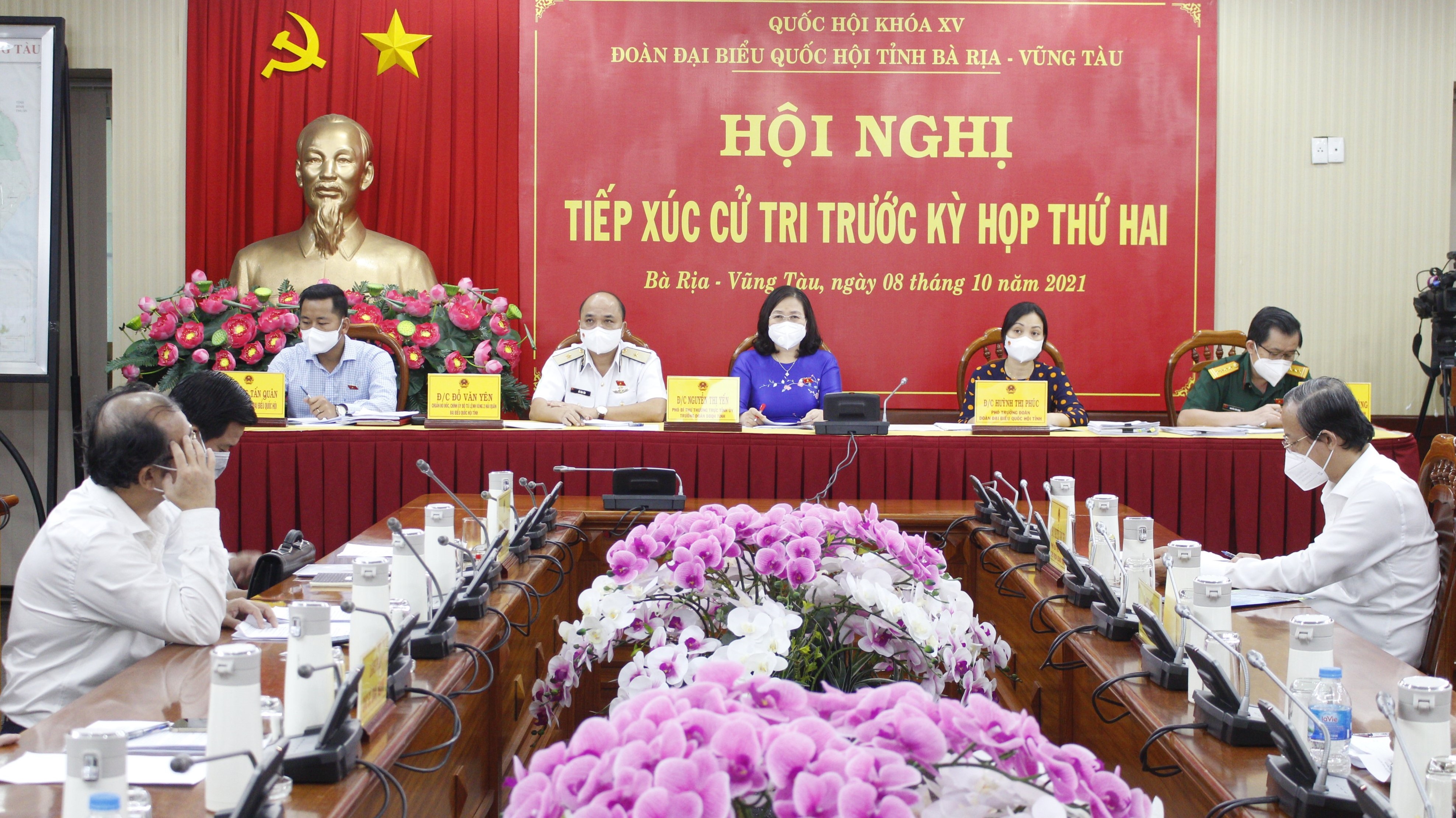 Các Đại biểu Quốc hội dự hội nghị tiếp xúc cử tri tại điểm cầu UBND tỉnh. Ảnh: K.B