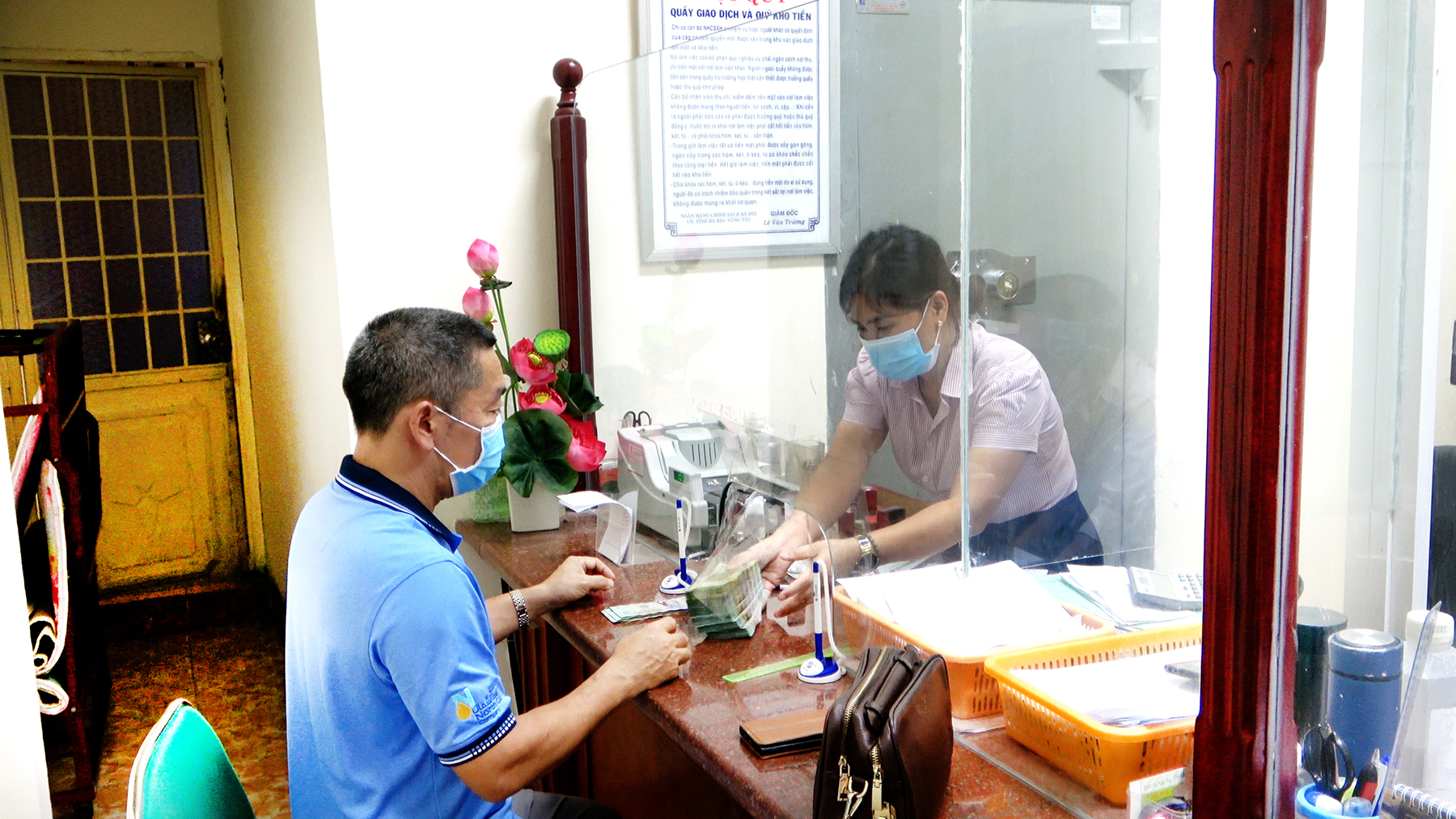 Đại diện Công ty TNHH TM-DV Dầu khí Biển Đông nhận vốn vay  tại NHCSXH TP. Vũng Tàu.
