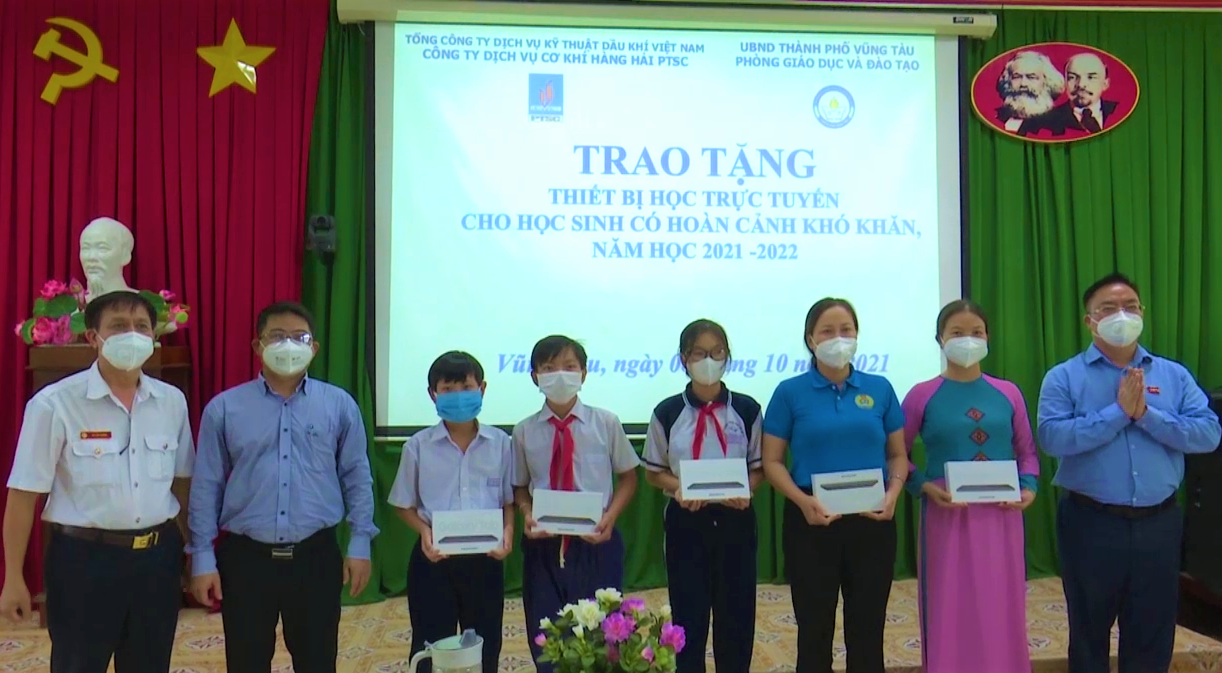 Ông Hoàng Vũ Thảnh, Chủ tịch UBND TP. Vũng Tàu cùng đại diện Công ty PTSC trao tặng máy tính bảng cho học sinh và hiệu trưởng các trường TH, THCS trên địa bàn.