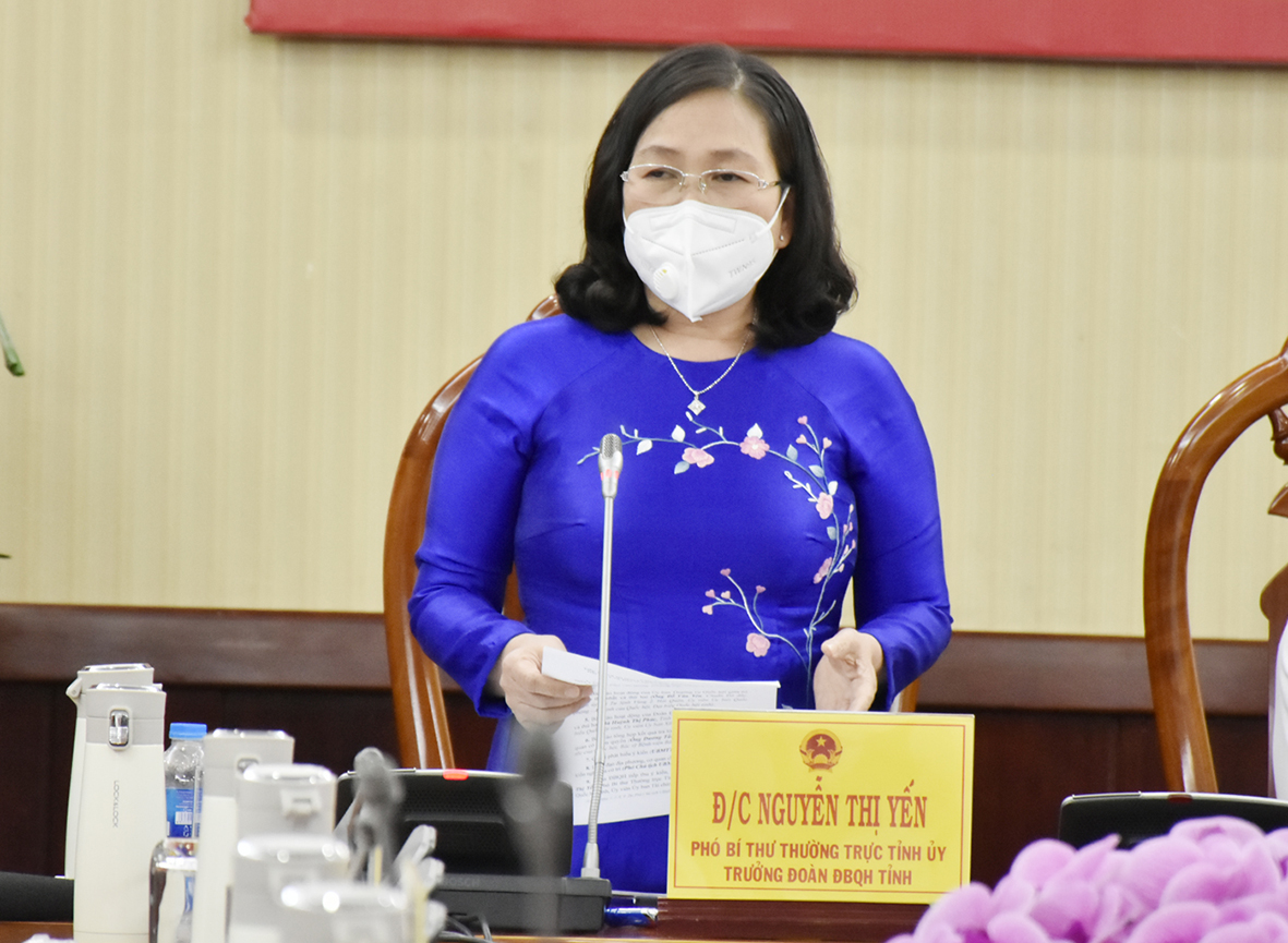 Bà Nguyễn Thị Yến, Phó Bí thư Thường trực Tỉnh ủy, Trưởng Đoàn ĐBQH tỉnh, Phó Trưởng BCĐ Phòng, chống dịch COVID-19 tỉnh phát biểu kết luận cuộc họp.