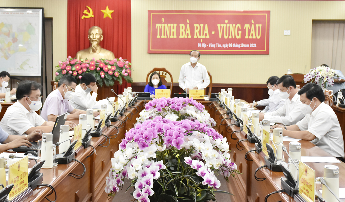 Ông Nguyễn Văn Thọ, Chủ tịch UBND tỉnh, Phó Trưởng Ban Thường trực BCĐ Phòng, chống dịch COVID-19 tỉnh phát biểu tại cuộc họp.