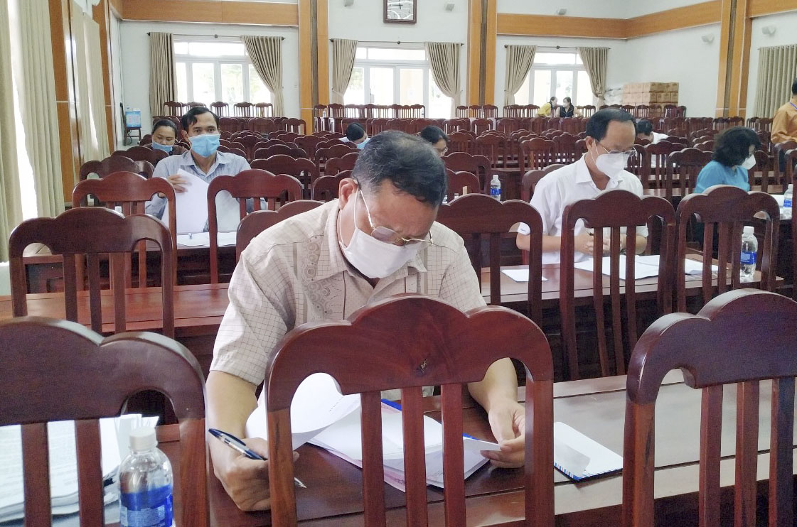 Các thí sinh tham gia phần thi viết.