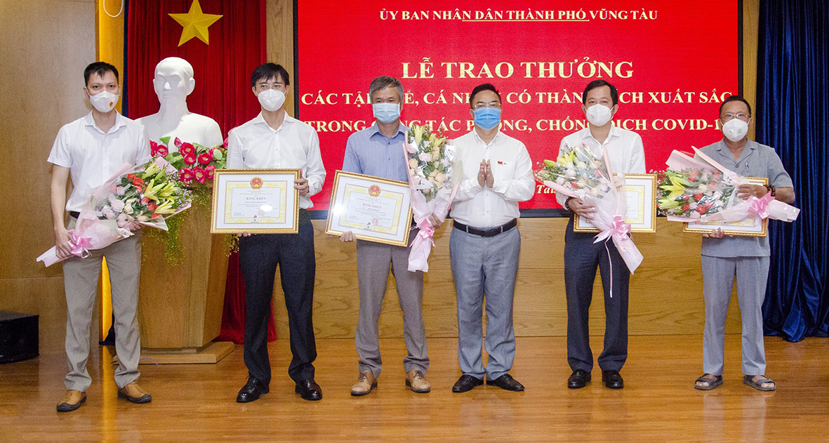 Ông Hoàng Vũ Thảnh, Phó Bí thư Thành ủy, Chủ tịch UBND, Chỉ huy trưởng Trung tâm phòng, chống dịch COVID-19 TP.Vũng Tàu trao Bằng khen của Chủ tịch UBND tỉnh và tặng hoa chúc mừng các DN, lãnh đạo DN đã có nhiều đóng góp, ủng hộ tiền, hiện vật phục vụ cho công tác phòng, chống dịch.