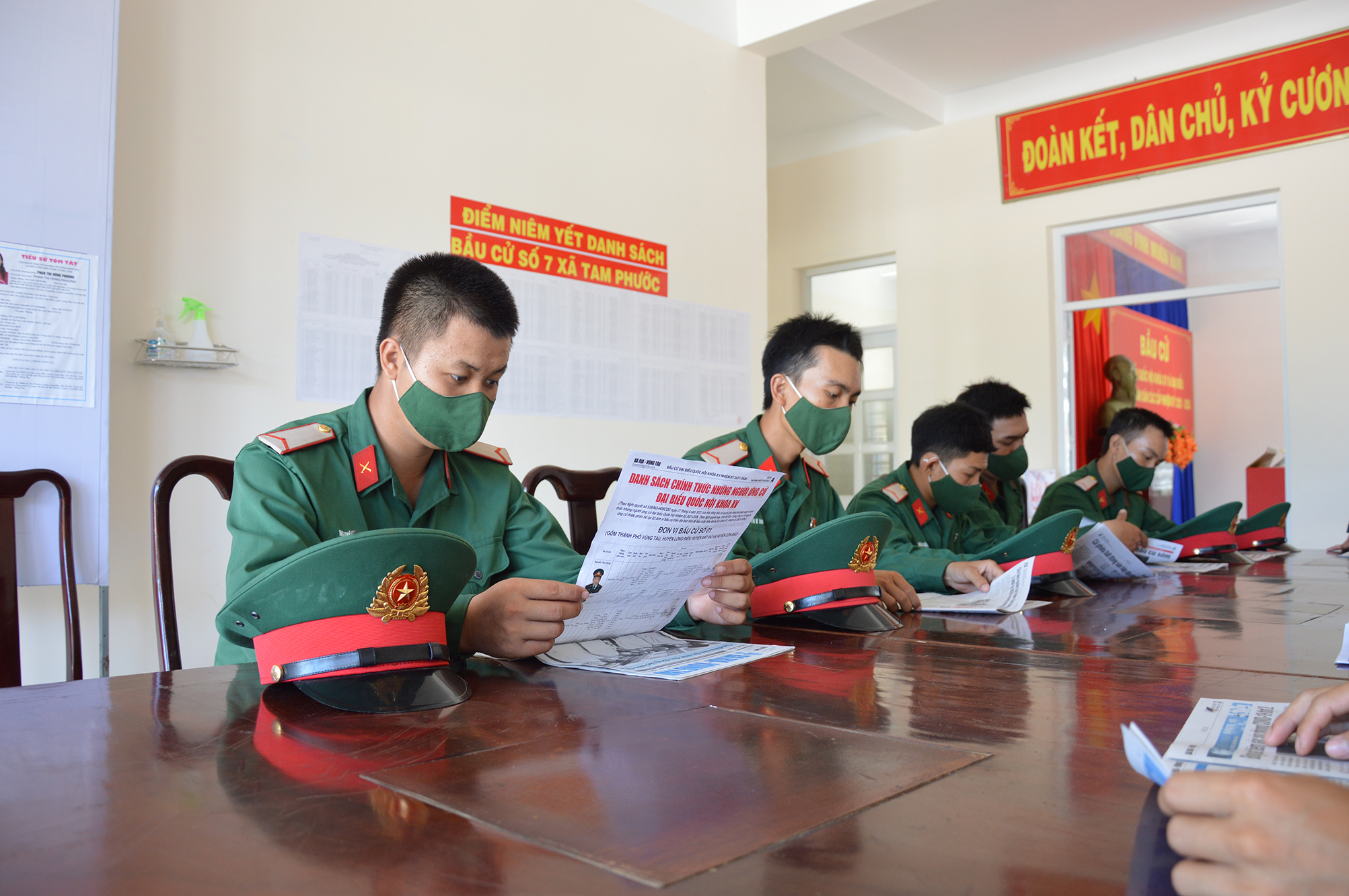 Các chiến sĩ Đại đội Trinh sát Bộ CHQS tỉnh tuân thủ việc đeo khẩu trang trong quá trình học tập, huấn luyện.