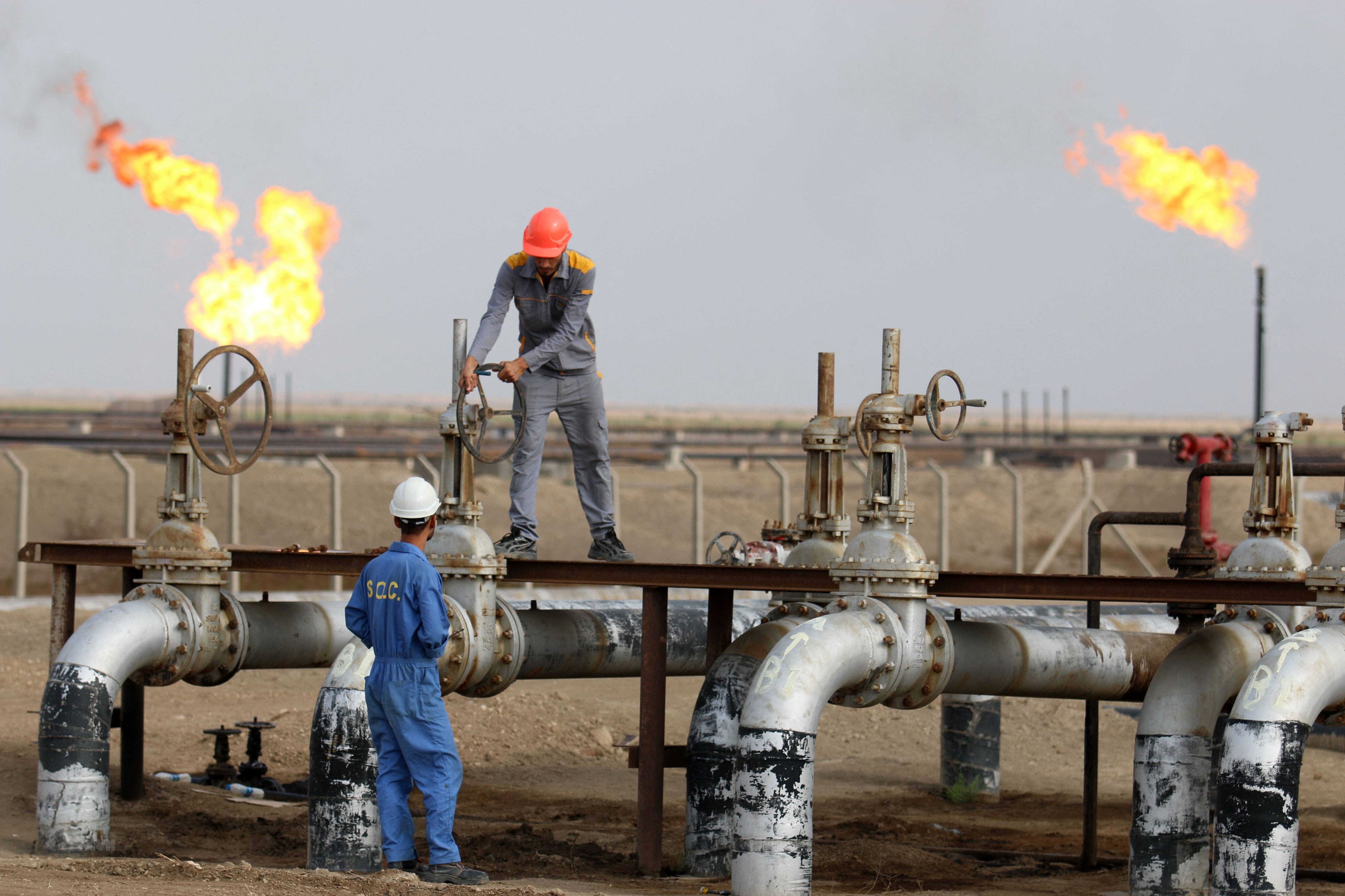 Công nhân làm việc tại một cơ sở khai thác dầu ở thị trấn Nasiriyah (Iraq).