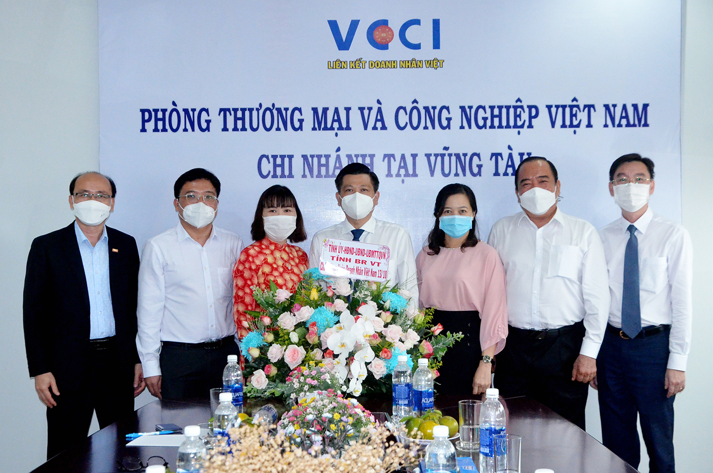 Ông Trần Văn Tuấn, Phó Chủ tịch UBND tỉnh, thay mặt lãnh đạo tỉnh tặng hoa và quà cho VCCI Chi nhánh Vũng Tàu.