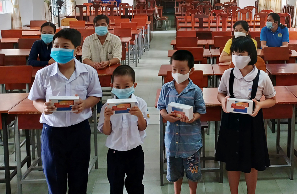 Các em HS Trường TH Đoàn Kết và TH Thắng Nhì (TP.Vũng Tàu) vui mừng được nhận thiết bị hỗ trợ học tập trực tuyến. Ảnh: DIỄM QUỲNH