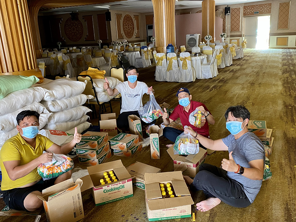 Đại diện Nhà hàng Maxim’s Vũng Tàu chuẩn bị các phần quà trao tặng cho người nghèo, người dân ở khu vực phong tỏa.
