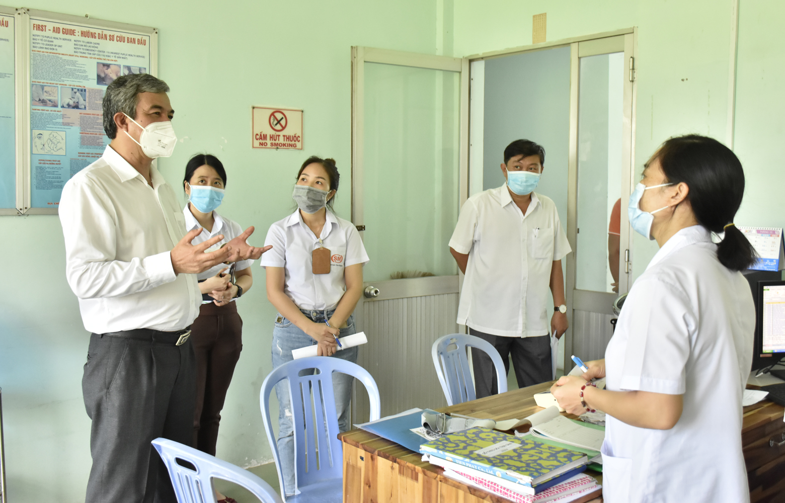 Ông Trịnh Hàng giám sát khu vực cách ly cho F0 tại Công ty TNHH Sản xuất Giày Uy Việt.