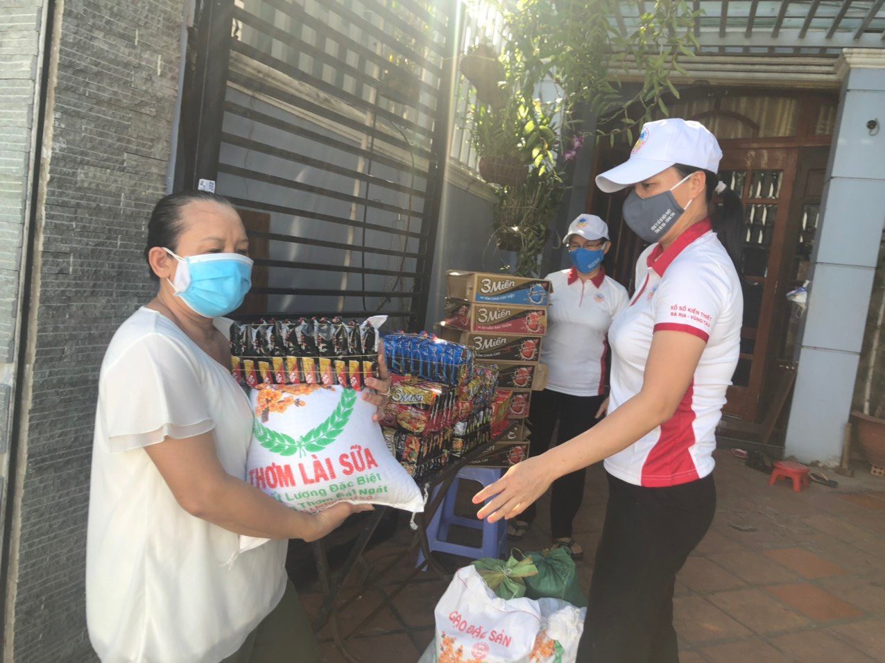 Chín tháng đầu năm 2021, Công ty TNHH MTV XSKT tỉnh đã chi 20 tỷ đồng cho công tác an sinh xã hội và phòng chống dịch bệnh COVID-19. Trong ảnh: Đại diện Công ty TNHH MTV XSKT tỉnh trao tặng quà cho người dân tại TP.Vũng Tàu.