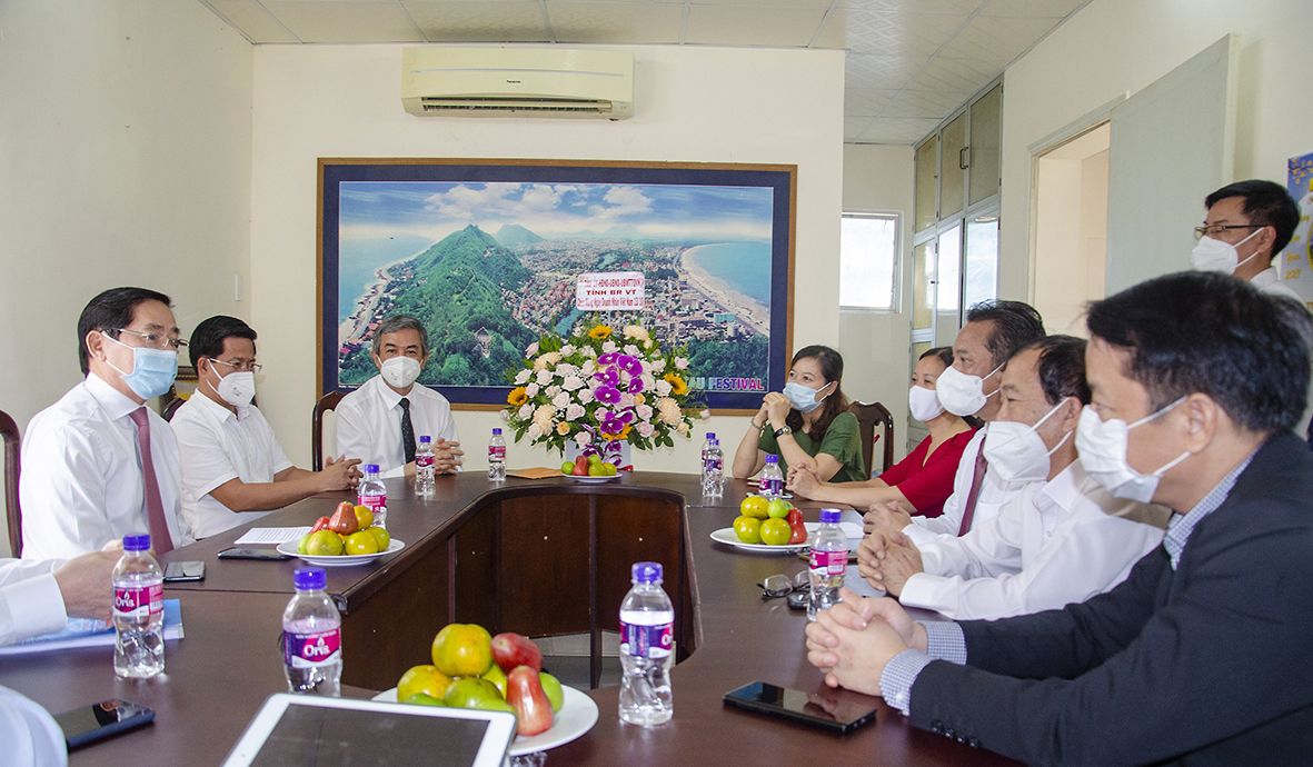 Đại diện lãnh đạo tỉnh cùng các thành viên Hiệp hội Du lịch trao đổi về tăng cường các biện pháp kích cầu du lịch.