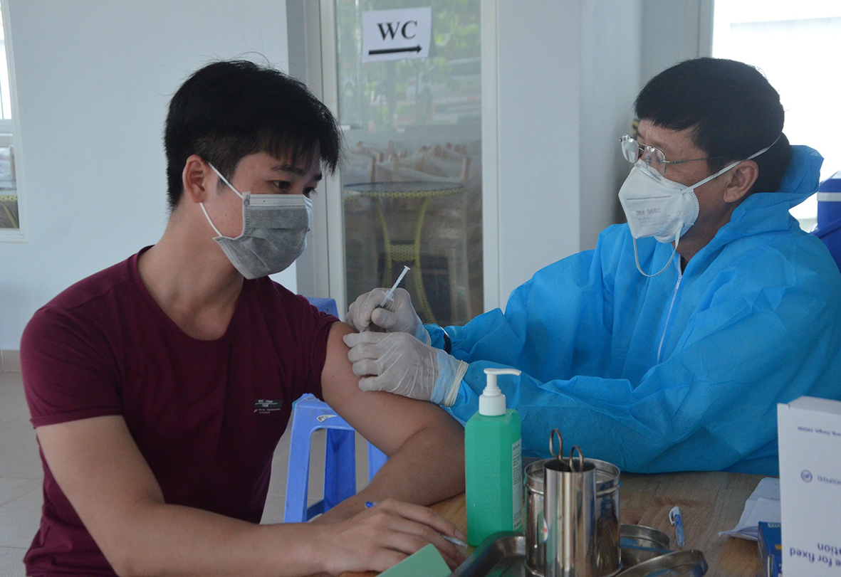 Nhân viên y tế tiêm vắc xin phòng COVID-19 cho công nhân tại huyện Đất Đỏ. Ảnh Vân Anh