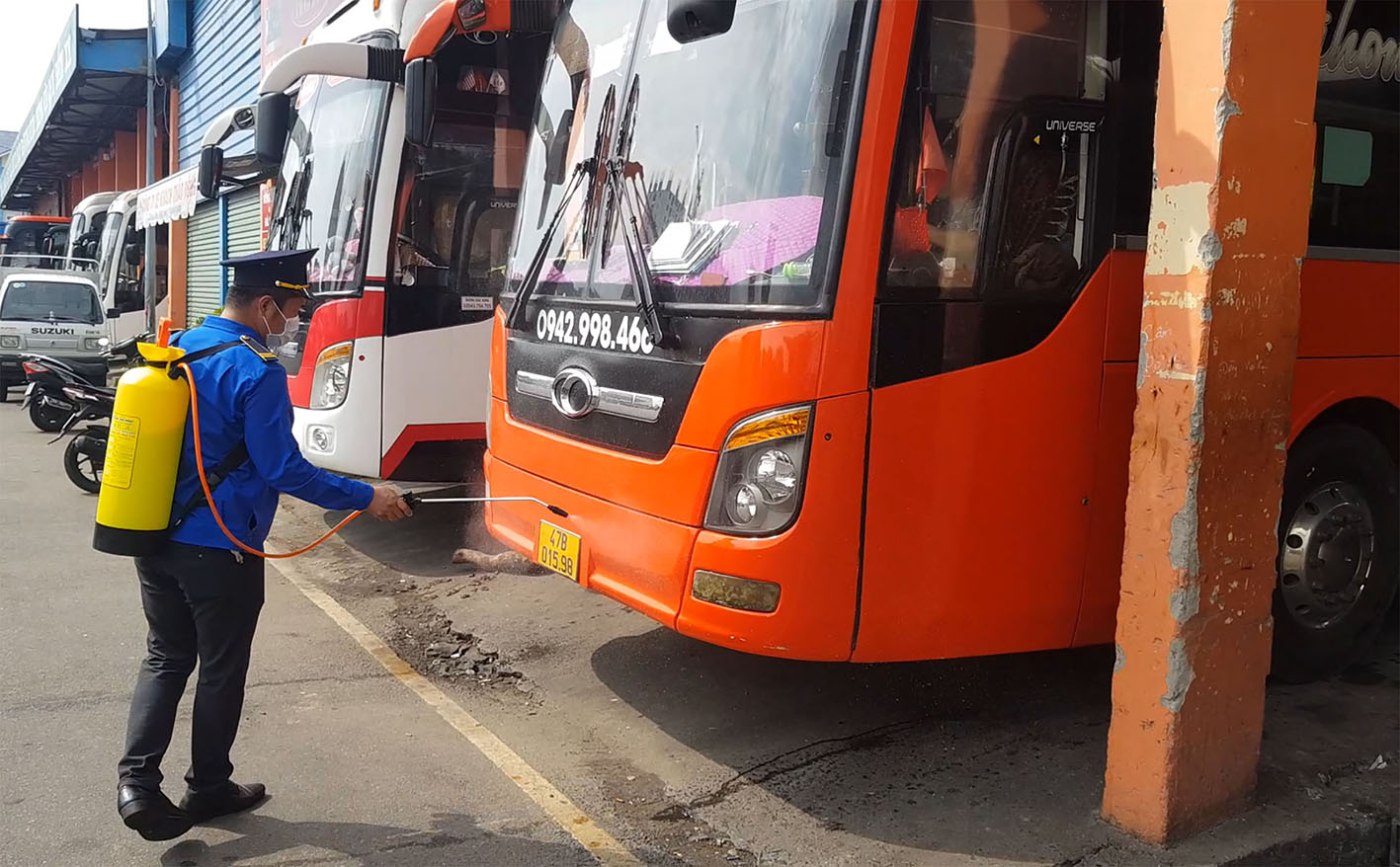 Nhân viên Bến xe Vũng Tàu phun khử khuẩn phương tiện sau mỗi chuyến đi.