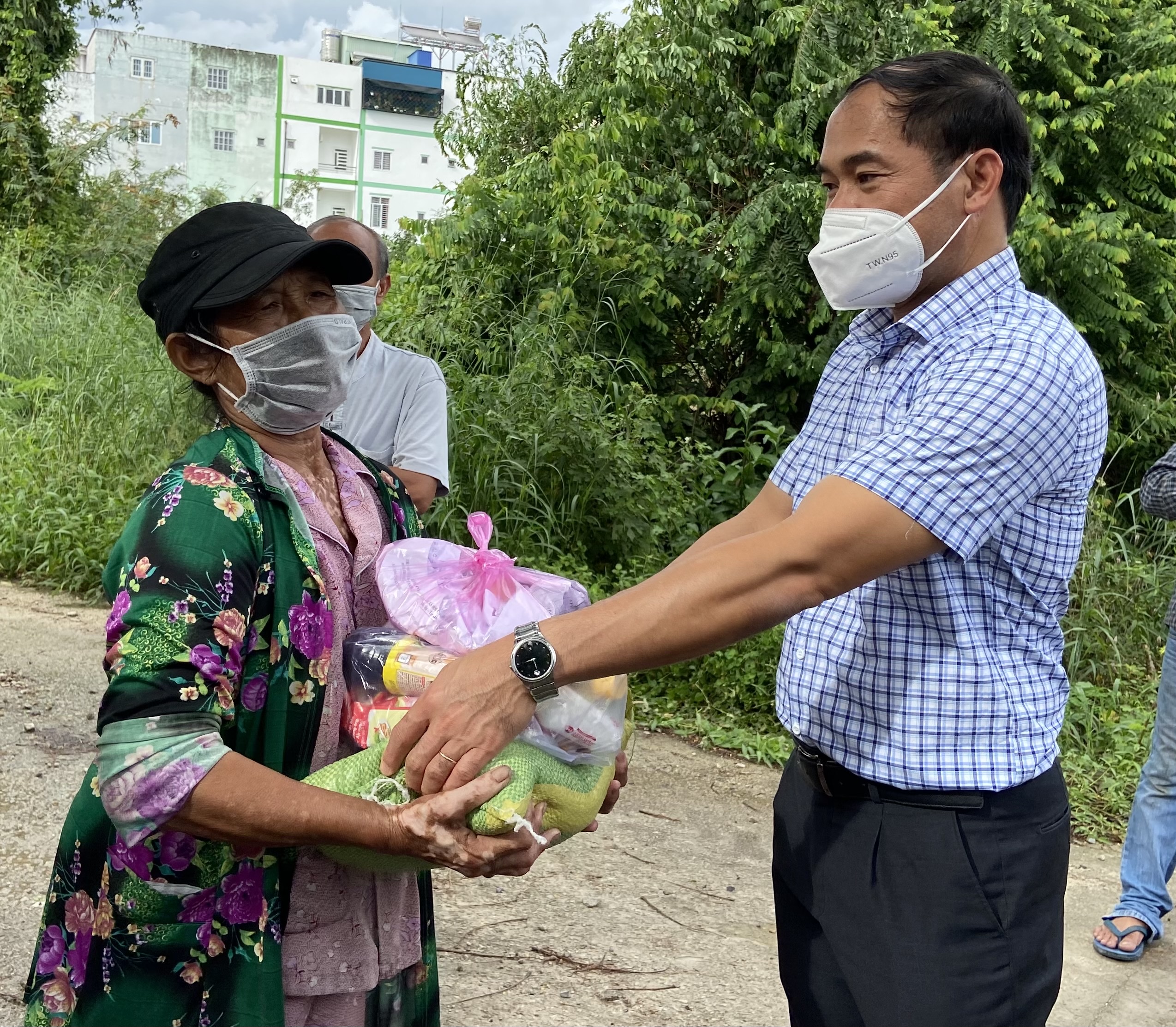 Ông Trần Văn Út, Bí thư Đảng ủy, Trưởng BCĐ Phòng, chống dịch COVID-19 phường Tân Phước (TX. Phú Mỹ) trao gói hỗ trợ cho gia đình bán vé số bị mất việc khu phố Song Vĩnh.