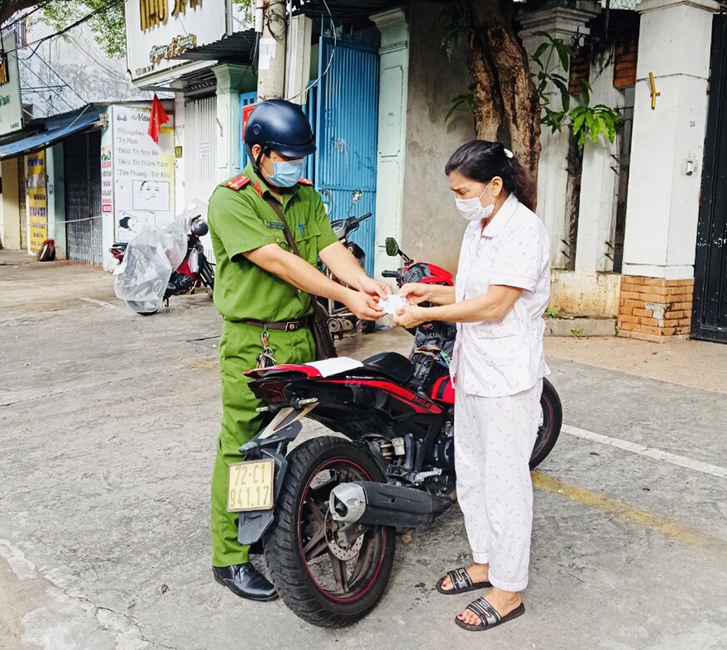 ĐVTN Công an TP.Vũng Tàu trao CCCD gắn chíp đến tận tay cho người dân.