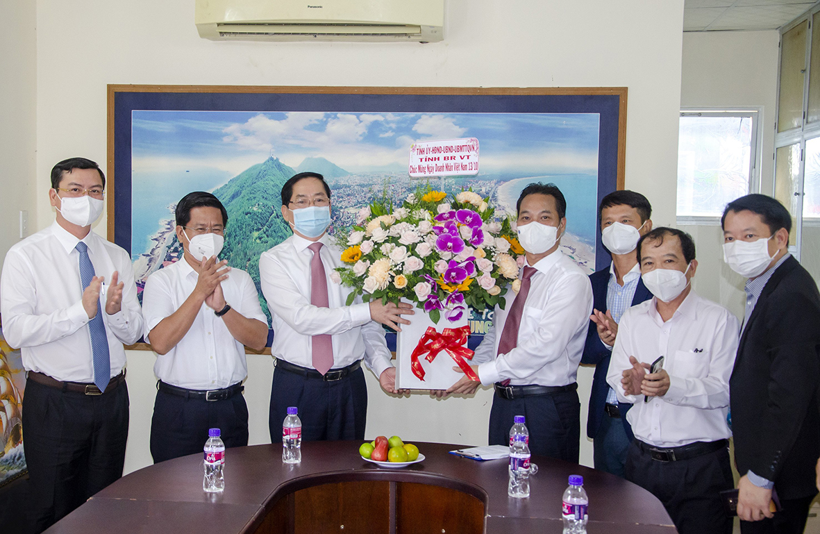 Ông Phạm Viết Thanh, Ủy viên Trung ương Đảng, Bí thư Tỉnh ủy, Chủ tịch HĐND tỉnh cùng lãnh đạo UBND tỉnh, UBMTTQ Việt Nam tỉnh tặng hoa chúc mừng Hiệp hội Du lịch tỉnh nhân kỷ niệm 17 năm Ngày Doanh nhân Việt Nam. Ảnh: BẢO KHÁNH