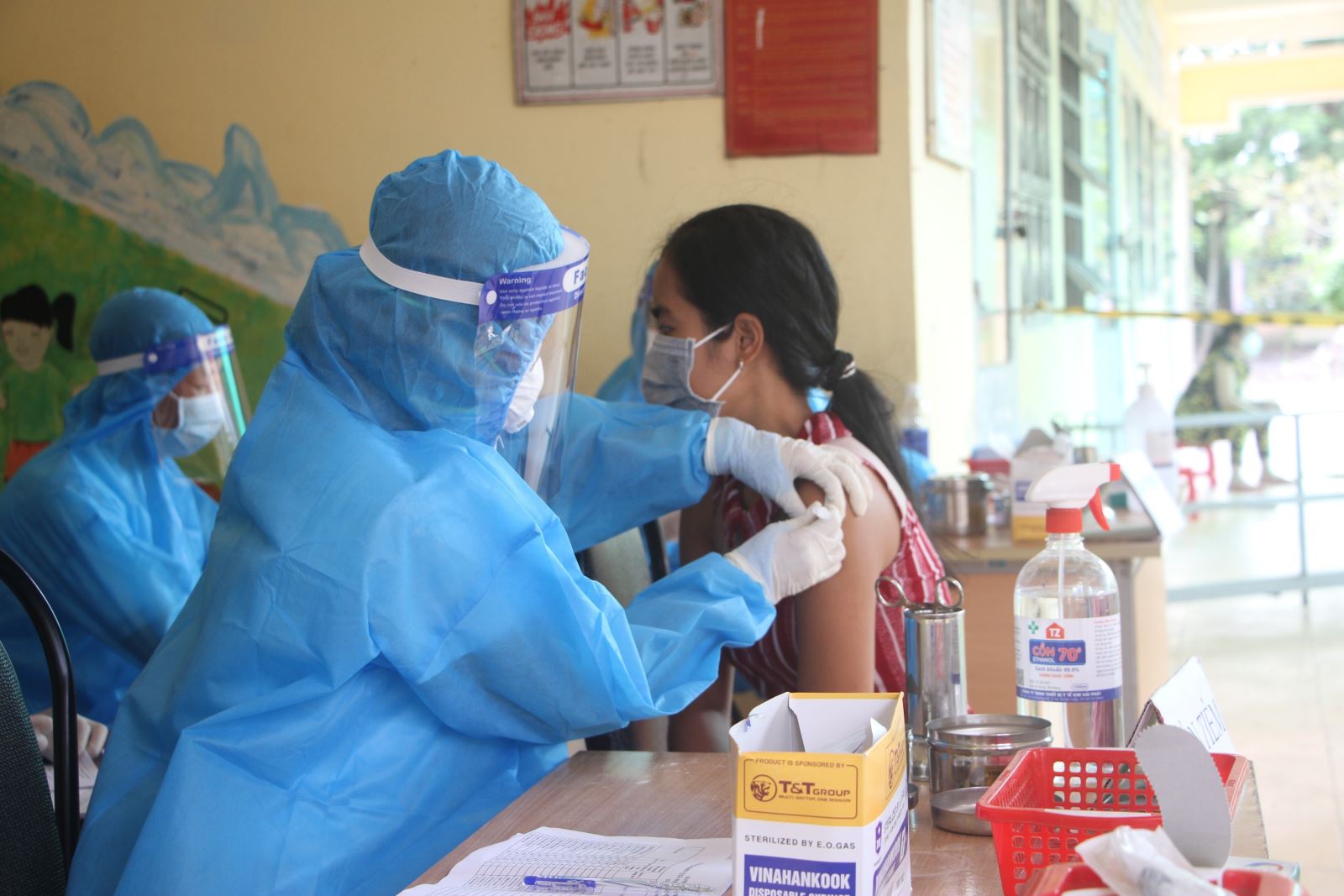 Sóc Trăng đang đẩy nhanh tiến độ tiêm chủng vaccine phòng COVID-19 cho người dân, đặc biệt là đối tượng có nguy cơ cao, tiến tới mục tiêu đạt miễn dịch cộng đồng. Ảnh: TTXVN.