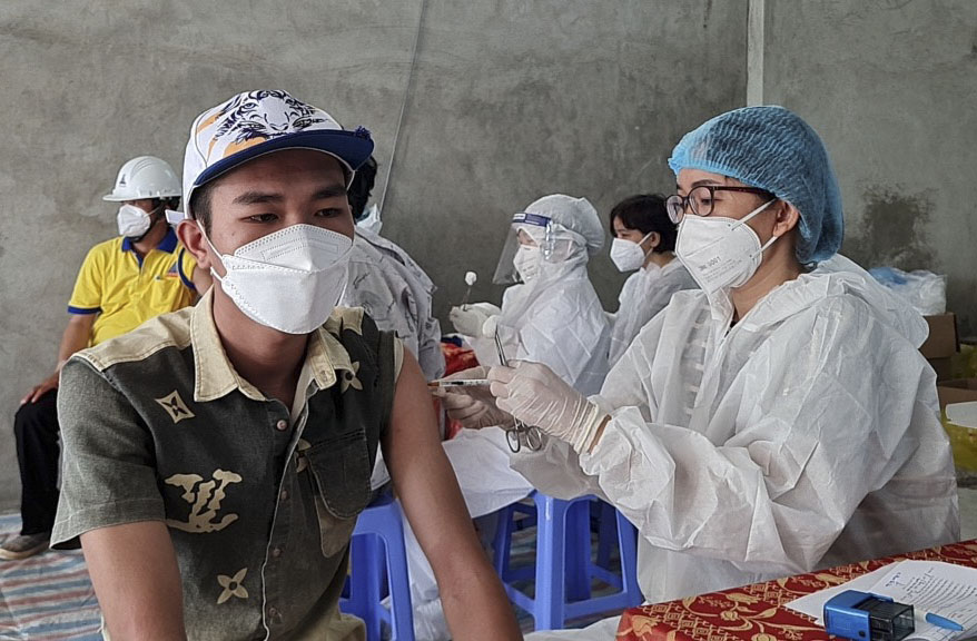 Người làm việc tại dự án Lavida thuộc Công ty Cổ phần bất động sản Đông Dương được tiêm phòng COVID-19 sáng 13/10.