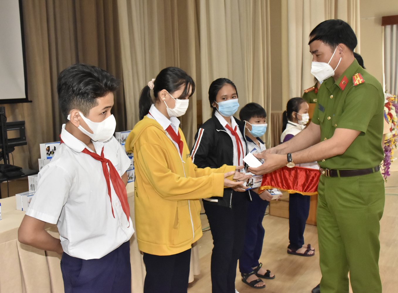 Thượng tá Nguyễn Thanh Bình, Trưởng Công an TX .Phú Mỹ tặng điện thoại thông minh cho HS.