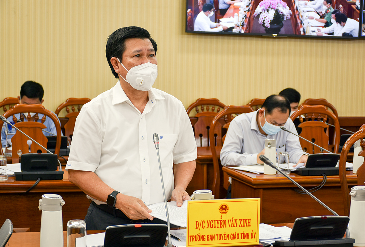 Ông Nguyễn Văn Xinh, Ủy viên Ban Thường vụ Tỉnh ủy, Trưởng Ban Tuyên giáo Tỉnh ủy phát biểu về công tác tuyên truyền tại cuộc họp.