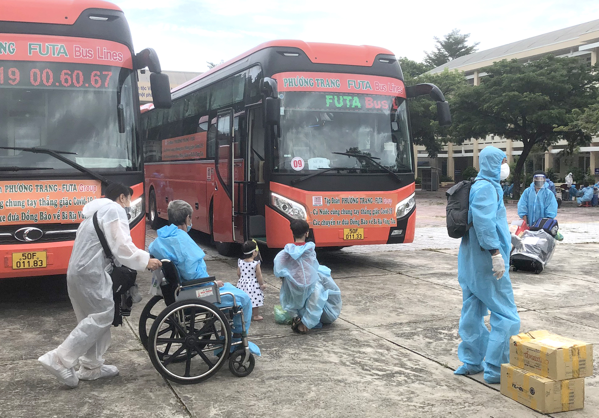 Trong số 400 công dân được đón về quê có nhiều người già và trẻ em.  Trong ảnh: Các công dân về cách ly tập trung tại Trường TH Trần Văn Quan, xã Tân Hưng, TP.Bà Rịa.