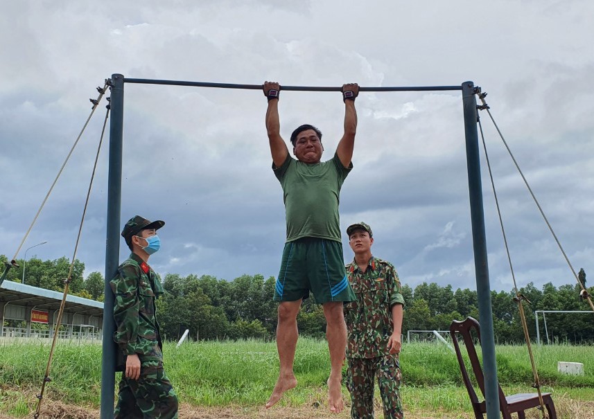 Các sĩ quan, QNCN, CNVCQP kiểm tra thể lực môn co tay xà đơn.
