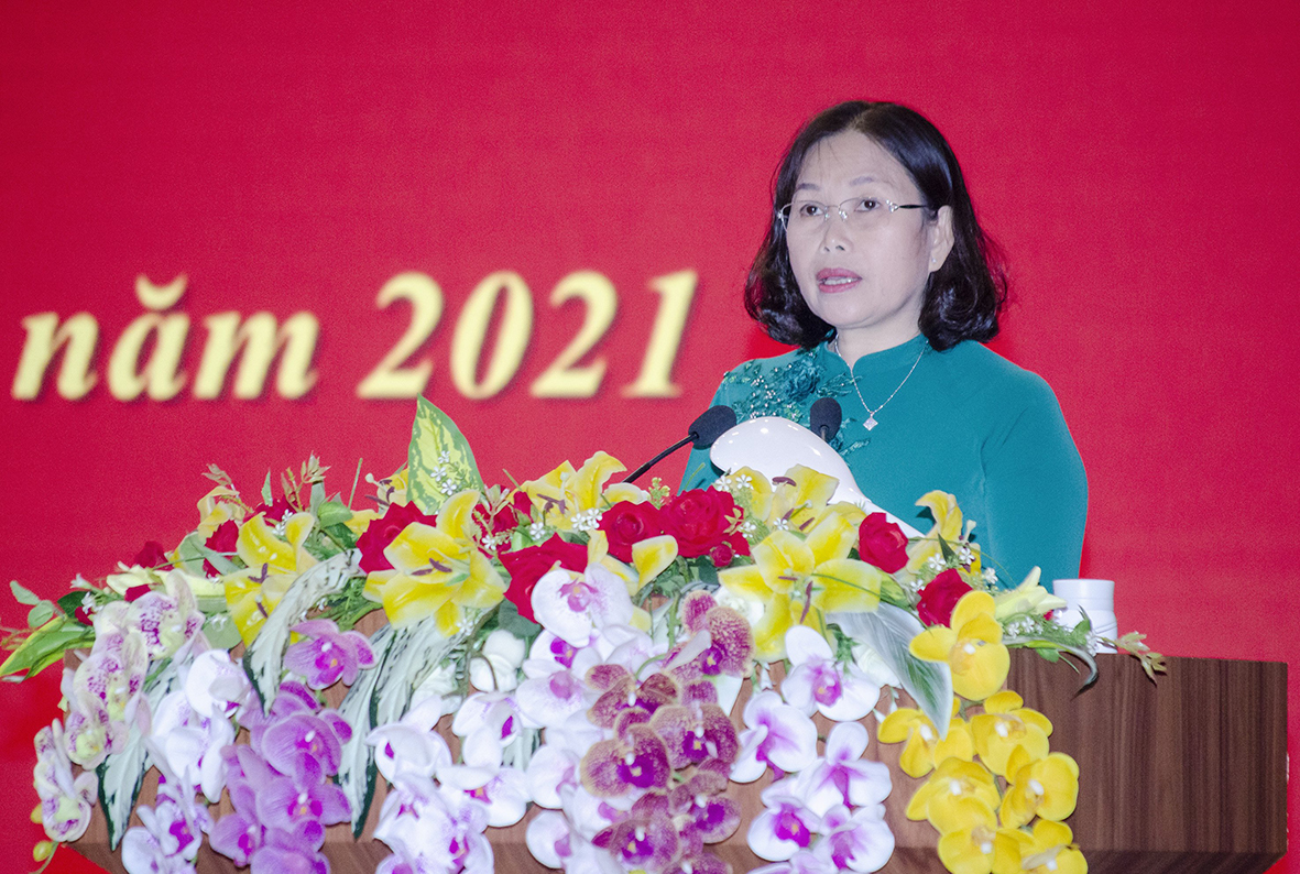 Bà Nguyễn Thị Yến, Phó Bí thư Thường trực Tỉnh ủy, Trưởng Đoàn ĐBQH tỉnh báo cáo tóm tắt tình hình kinh tế - xã hội, quốc phòng - an ninh, công tác xây dựng Đảng 9 tháng đầu năm và nhiệm vụ trọng tâm 3 tháng cuối năm 2021.