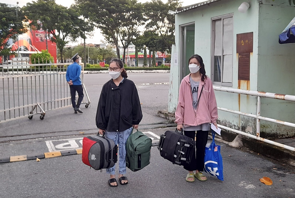 Người dân di chuyển hành lý vào Bến xe Bà Rịa để trở về quê Bình Định.