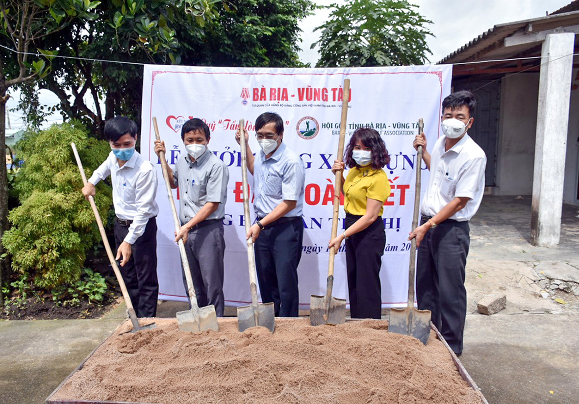 Các đại biểu thực hiện nghi thức khởi công xây nhà Đại đoàn kết cho gia đình bà Trần Thị Nhị.
