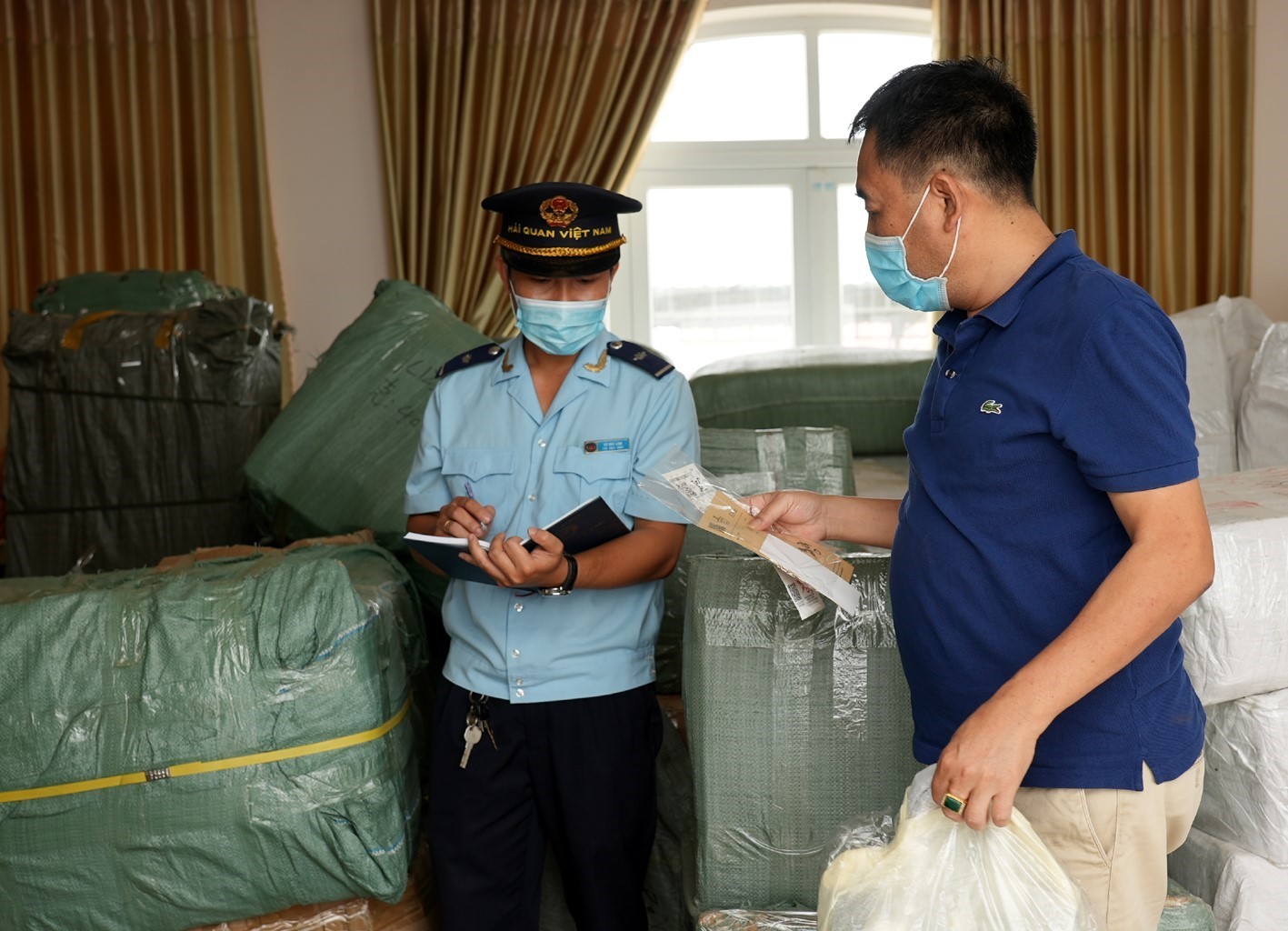 Ngành Hải quan tạo thuận lợi, hỗ trợ doanh nghiệp đảm bảo hoạt động xuất nhập khẩu thông suốt. Ảnh: TTXVN phát
