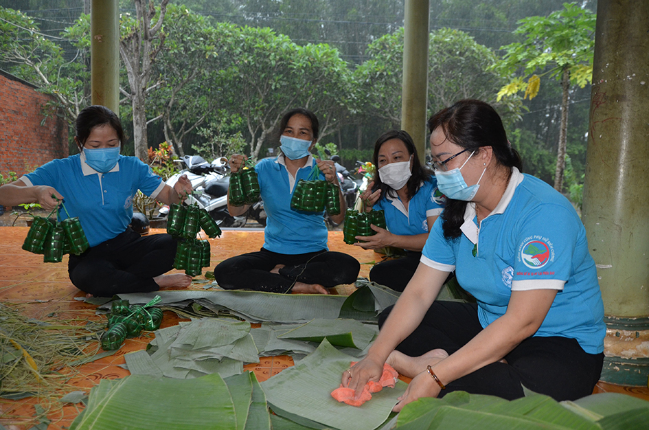 Cán bộ, hội viên Hội LHPN tỉnh tham gia chương trình 10 ngàn bánh tét gửi lực lượng tuyến đầu chống dịch COVID-19 của các địa phương: Bà Rịa-Vũng Tàu, TP. Hồ Chí Minh và Đồng Nai.