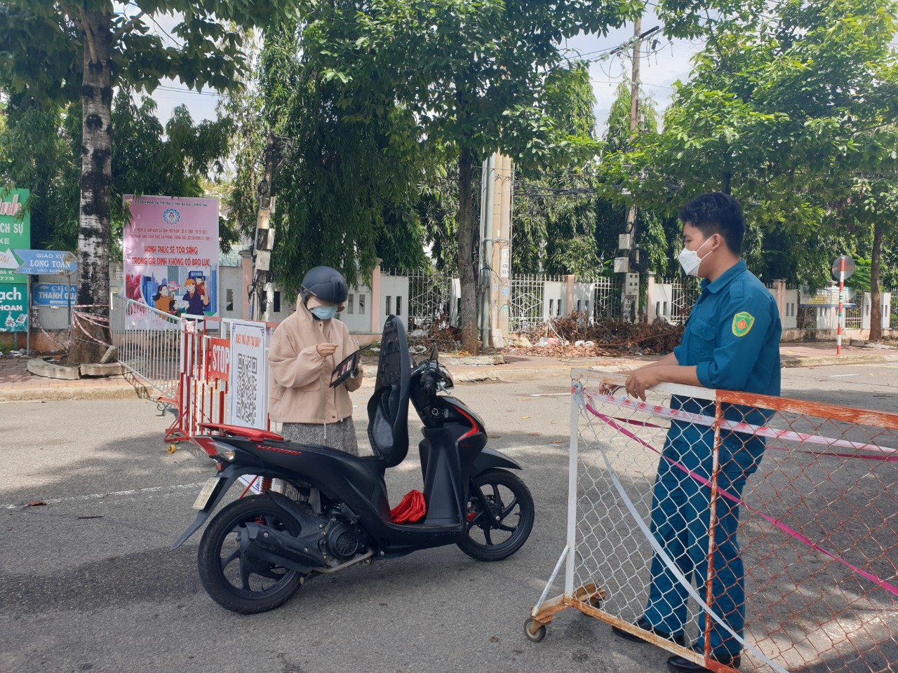 Lực lượng chức năng kiểm soát người ra, vào tại chốt phong tỏa trên địa bàn KP 1, phường Long Toàn, TP. Bà Rịa. Ảnh: TUYẾT MAI