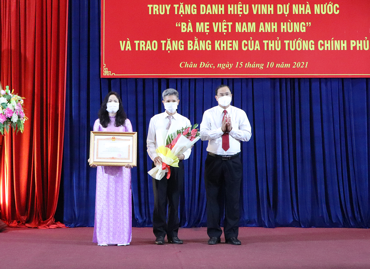 Ông Nguyễn Tấn Bản (thứ nhất từ phải qua), Phó Bí thư Thường trực Huyện ủy trao Bằng khen của Thủ tướng Chính phủ cho tập thể Trường TH Nguyễn Thị Minh Khai.