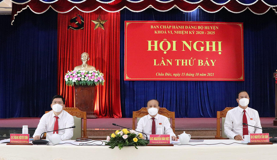Ông Nguyễn Văn Việt, Bí thư Huyện ủy, Chủ tịch HĐND huyện; ông Nguyễn Tấn Bản (thứ nhất từ phải qua), Phó Bí thư Thường trực Huyện ủy; ông Hoàng Nguyên Dinh(thứ nhất từ trái qua), Phó Bí thư, Chủ tịch UBND huyện Châu Đức, chủ trì Hội nghị.