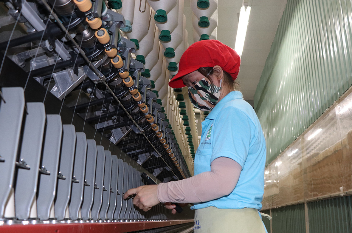 Công ty TNHH Mei Sheng Textiles Việt Nam (tại cụm công nghiệp TT.Ngãi Giao, huyện Châu Đức) vừa chủ động phòng, chống dịch vừa bảo đảm sản xuất. Trong ảnh: Công nhân làm việc tại xưởng sản xuất sợi.