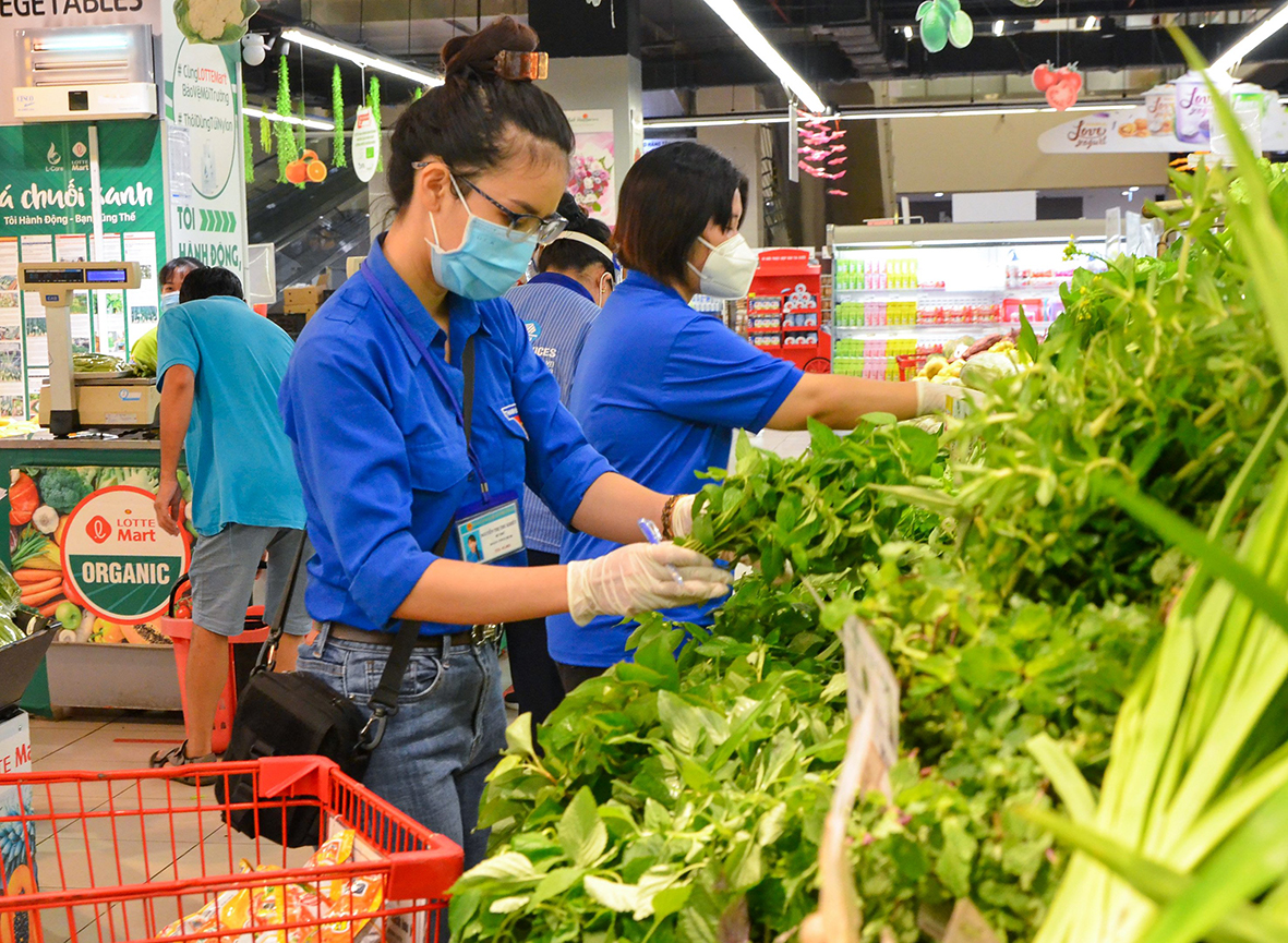 Đoàn viên, thanh niên Đội shipper “áo xanh tình nguyện” TP.Vũng Tàu đi chợ giúp dân trong những ngày thực hiện giãn cách xã hội theo Chỉ thị 16 của Thủ tướng Chính phủ.