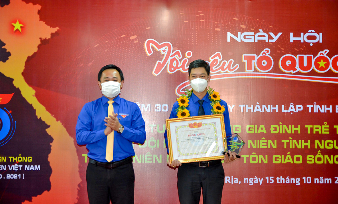Anh Nguyễn Nhật Minh, Chủ tịch Hội LHTN Việt Nam thành phố Vũng Tàu (bên phải) vinh dự đón nhận Bằng khen “Giải thưởng 15 tháng 10” năm 2021 – giải thưởng cao quý của Trung ương Hội LHTN Việt Nam - biểu dương những thành tích, đóng góp trong công tác Hội và phong trào thanh niên tỉnh Bà Rịa – Vũng Tàu.