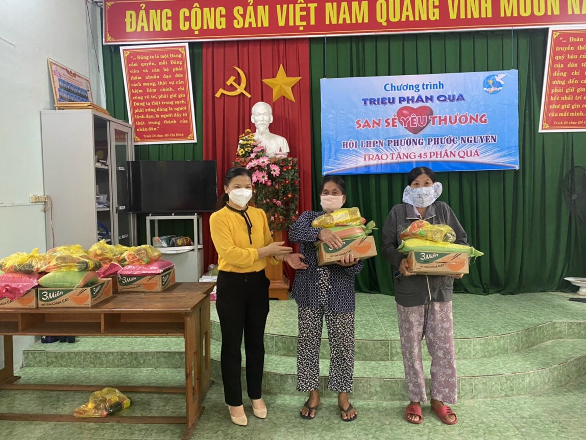 Chị Đỗ Thị Nhạn, Chủ tịch Hội LHPN phường Phước Nguyên (TP. Bà Rịa, bìa trái) tặng quà cho hội viên có hoàn cảnh khó khăn tại chương trình “Triệu phần quà san sẻ yêu thương”.