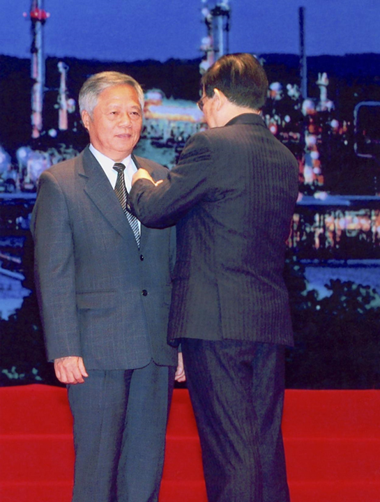 Chủ tịch nước Nguyễn Minh Triết gắn Huy hiệu Anh hùng Lao động thời kỳ đổi mới cho Tiến sĩ khoa học, Tổng Giám đốc XNLD Vietsovpetro Trần Lê Đông (năm 2009).