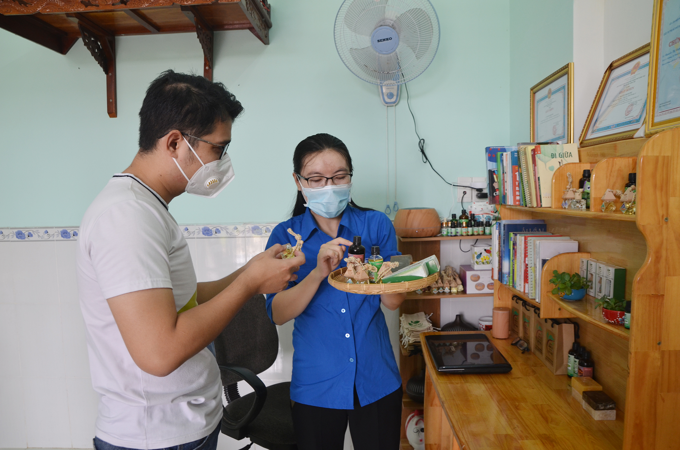 Chị Nguyễn Thị Hương giới thiệu sản phẩm tinh dầu, xà phòng tắm từ nguyên liệu tự nhiên đến khách hàng.