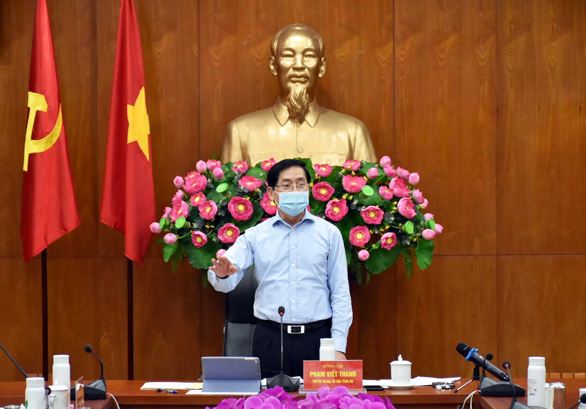 Ông Phạm Viết Thanh, Ủy viên Trung ương Đảng, Bí thư Tỉnh ủy, Chủ tịch HĐND tỉnh, Trưởng BCĐ Phòng, chống dịch COVID-19 tỉnh phát biểu kết luận cuộc họp.