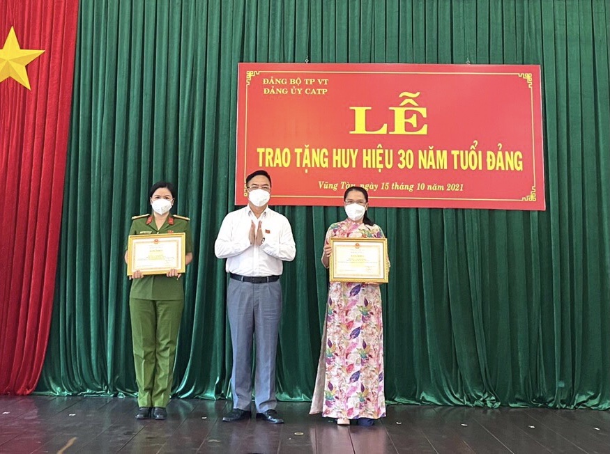 Ông Hoàng Vũ Thảnh, Chủ tịch UBND TP. Vũng Tàu trao bằng khen cho tập thể Nhân dân và cán bộ phường 1.