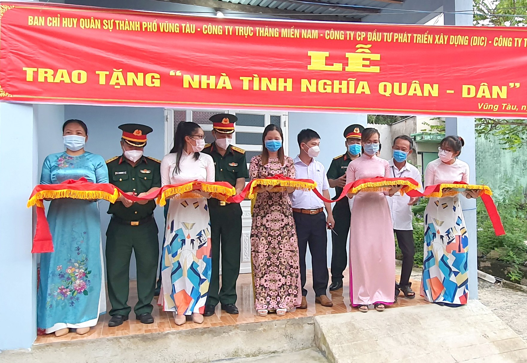 Đại diện Ban CHQS TP. Vũng Tàu và chính quyền địa phương cắt băng khánh thành “Nhà tình nghĩa quân – dân” cho gia đình ông Nguyễn Hùng Son.