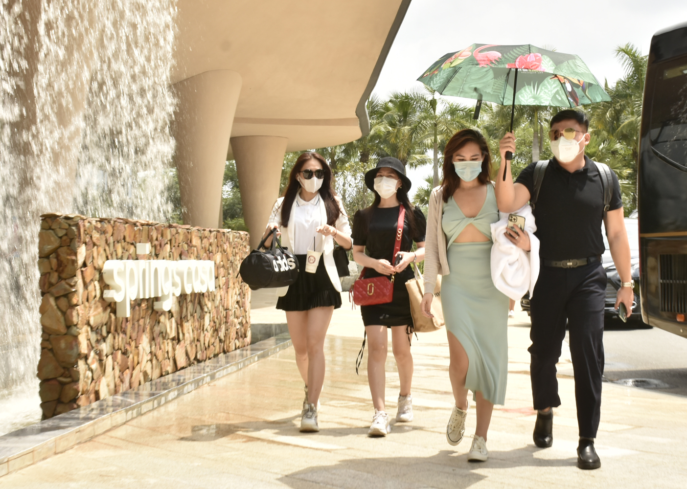 Bà Rịa - Vũng Tàu tiếp tục ưu tiên sự thận trọng, kỹ lưỡng và an toàn trong việc mở cửa các hoạt động kinh tế, xã hội. Trong ảnh: Những du khách đầu tiên đến Bình Châu Hot Springs trong buổi sáng 15/10 trong tiến trình từng bước mở cửa hoạt động du lịch tại địa phương. 