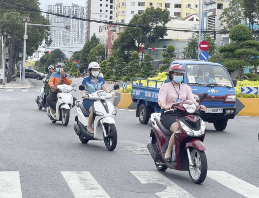 Từ ngày 16/10, người dân được di chuyển giữa các huyện, thị xã, thành phố trên địa bàn tỉnh. Trong ảnh: Người dân lưu thông tại khu vực vòng xoay Ngã Năm, TP.Vũng Tàu. Ảnh: HUYỀN TRANG